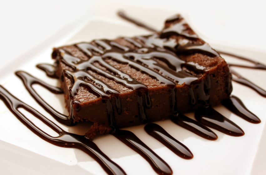  Brownie de caneca é possível e possui uma deliciosa alternativa vegana