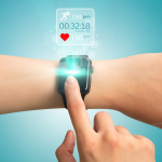 Gustavo Luíz Guilherme Pinto analisa como os smartwatches estão revolucionando a forma de monitorar e cuidar da saúde em tempo real.