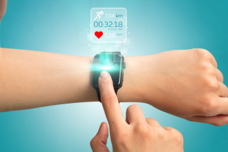 Gustavo Luíz Guilherme Pinto analisa como os smartwatches estão revolucionando a forma de monitorar e cuidar da saúde em tempo real.
