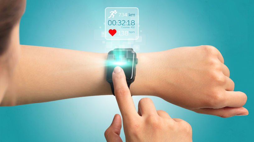Gustavo Luíz Guilherme Pinto analisa como os smartwatches estão revolucionando a forma de monitorar e cuidar da saúde em tempo real.