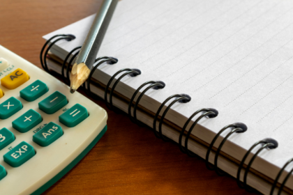 A organização de documentos contábeis, segundo Alberto Toshio Murakami, é essencial para garantir controle financeiro e tranquilidade fiscal.