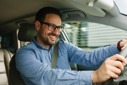 Sérgio Bento De Araújo analisa a relação humano–máquina ao volante e o desafio entre confiar na tecnologia ou manter o controle na condução moderna.