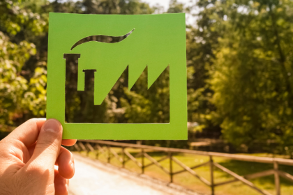 Plástico corrugado e sustentabilidade industrial: como eficiência, segundo a análise de Elias Assum Sabbag Junior, durabilidade e reaproveitamento fortalecem processos produtivos.