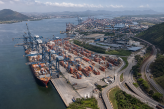 Complexo portuário brasileiro com navios, contêineres, rodovias e conexão ferroviária