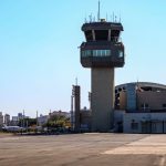 Torre de controle do Aeroporto de Londrina em um dia ensolarado