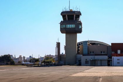 Torre de controle do Aeroporto de Londrina em um dia ensolarado
